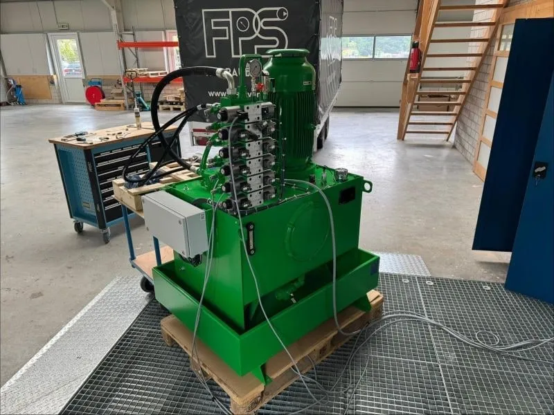 Grünes Hydraulikaggregat mit Ventilblock und Schaltkasten auf dem Prüfstand von FPS Hydraulik