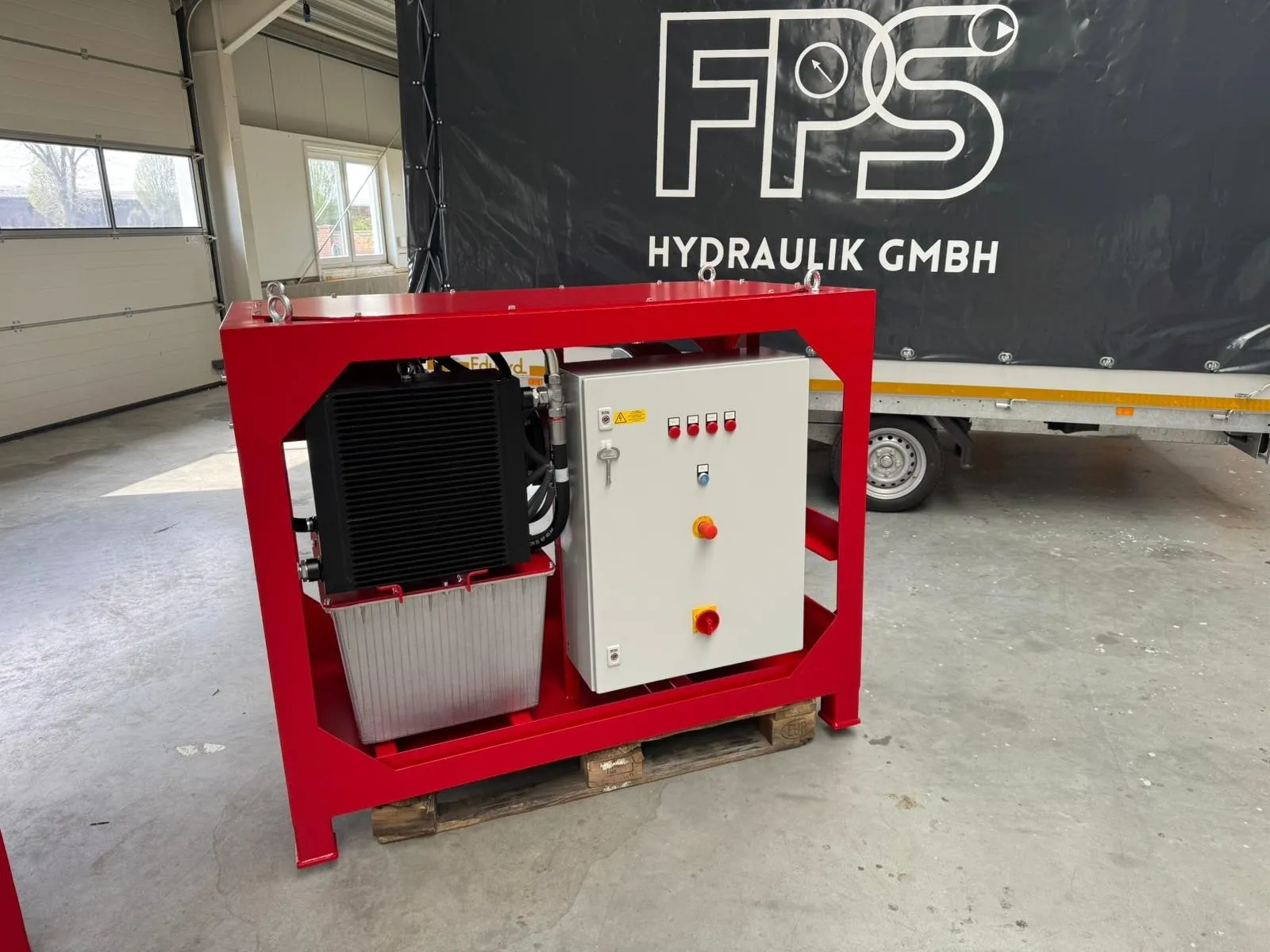 Rot lackiertes Hydraulikaggregat von FPS Hydraulik im Transportrahmen, mit Ölkühler, Tank und Schaltschrank
