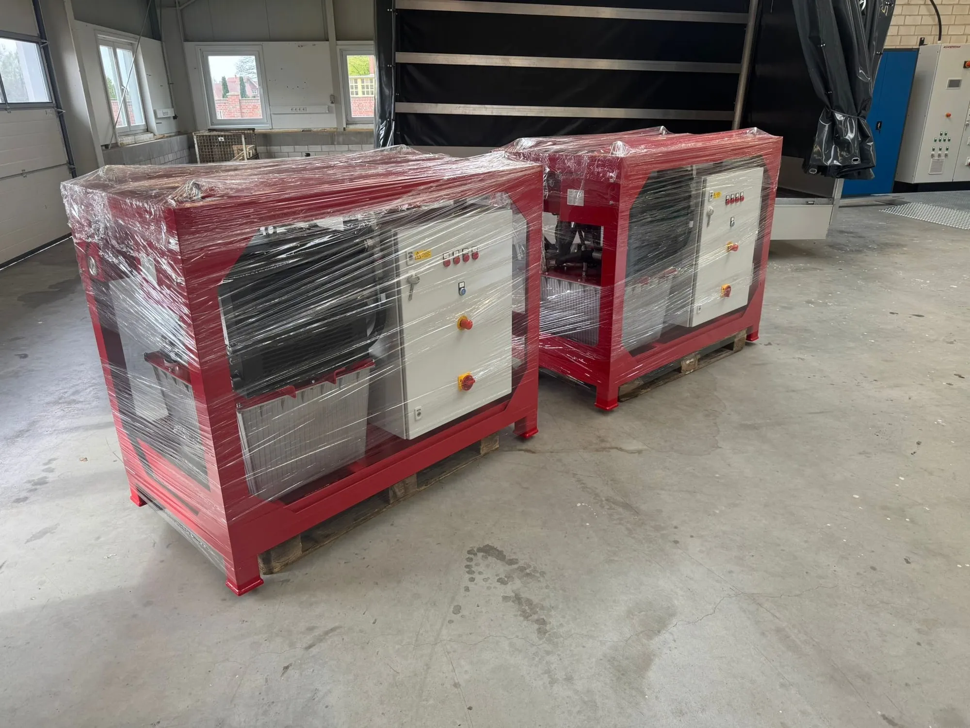 Zwei fertige Hydraulikaggregate in Folie verpackt und versandfertig in der Werkstatt von FPS Hydraulik